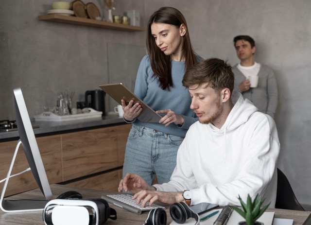 WissenKlar Team bei der Arbeit